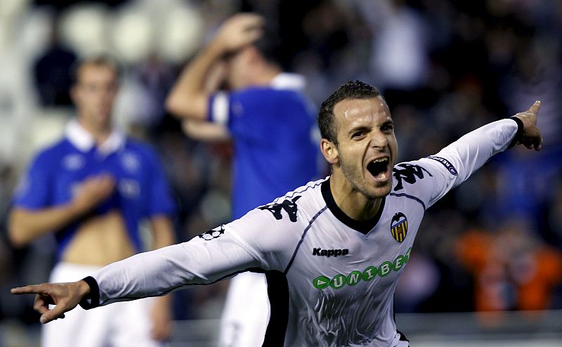 El delantero del Valencia Roberto Soldado celebra la consecución del primer gol de su equipo frente al Glasgow Rangers.