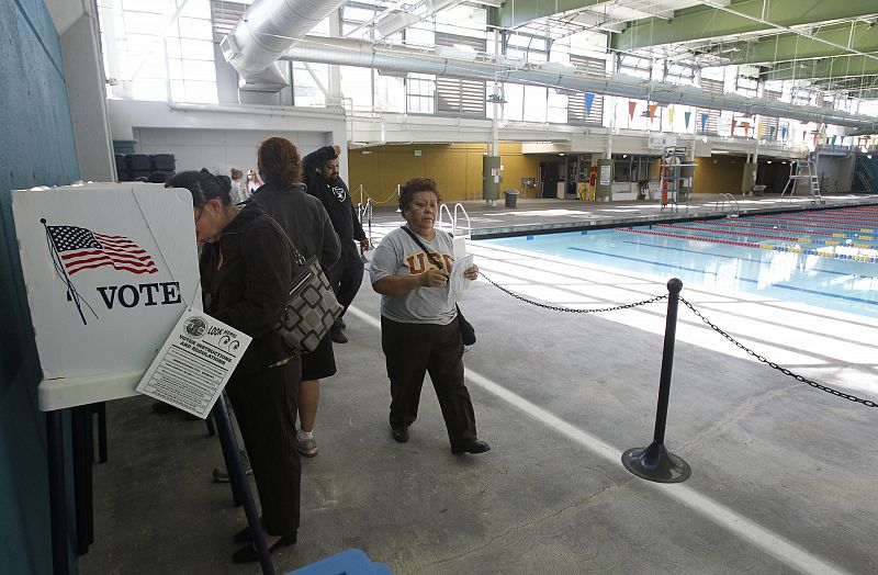 Los estadounidenses también han votado en piscinas como esta de Los Ángeles.