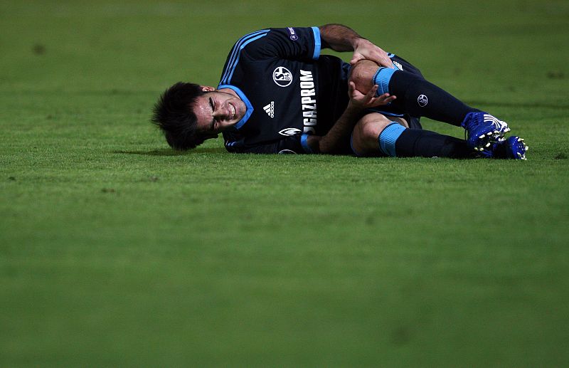 El jugador del Schalke José Manuel Jurado se queja después de recibir una falta en el partido contra el Hapoel Tel Aviv.