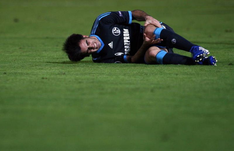 El jugador del Schalke José Manuel Jurado se queja después de recibir una falta en el partido contra el Hapoel Tel Aviv.