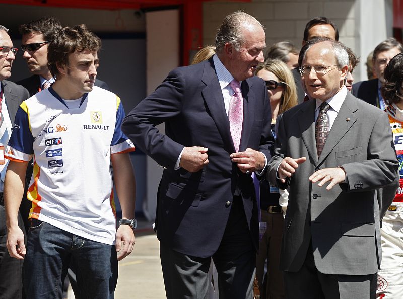 Spain's King Juan Carlos, Catalonia President Montilla and Renault Formula One driver Alonso of Spain speak before the start of the Spanish Grand Prix in Montmelo