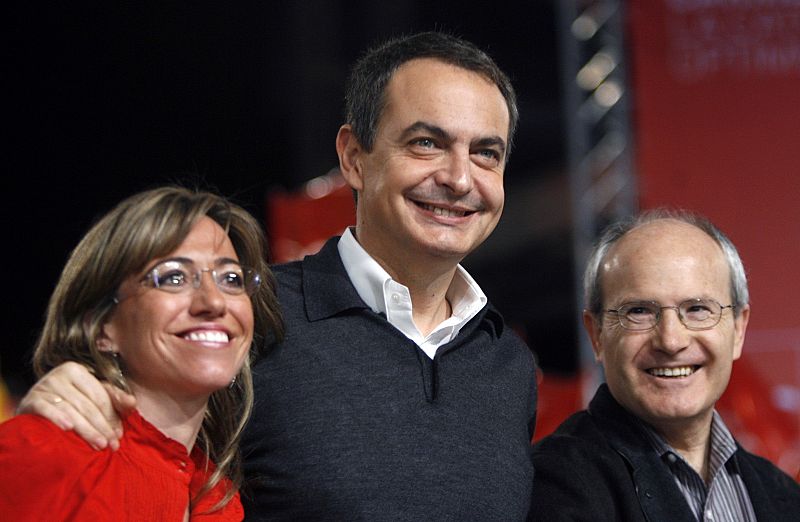 Catalunya's President Jose Montilla, Spanish President Jose Luis Rodriguez Zapatero and Housing Minister Carme Chacon  salute during a meeting at La Farga in Hospitalet