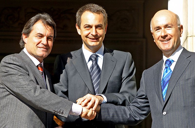 Spanish PM Rodroguez Zapatero and Catalan leaders Mas and Duran shake hands before meeting in Madrid