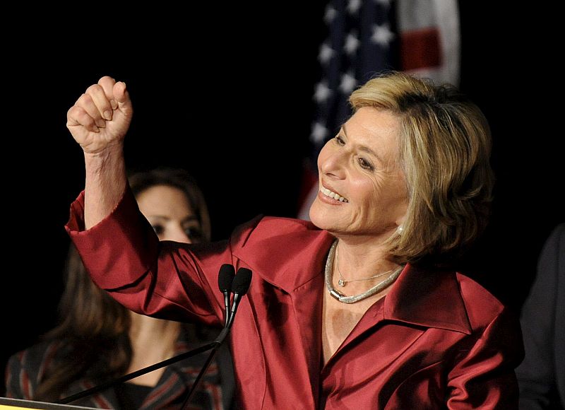 La veterana senadora demócrata Barbara Boxer, de 69 años, pronuncia un discurso ante sus seguidores tras imponerse a la ejecutiva de Hewlett- Packard. Carly Fiorina, como senadora por California.