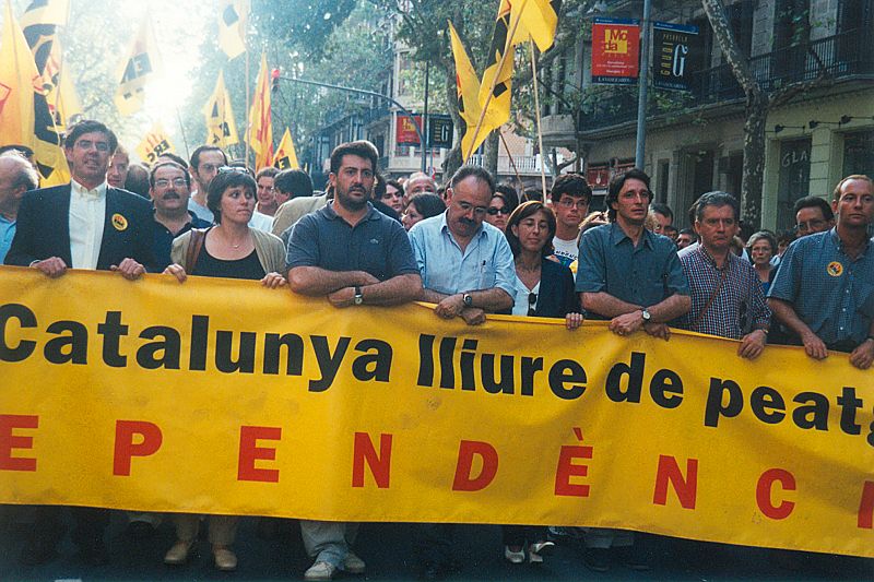 Siete años después, en la diada de 2000, Puigcercós y el resto de dirigentes de ERC encabezaban una manifestación por la independencia de Cataluña