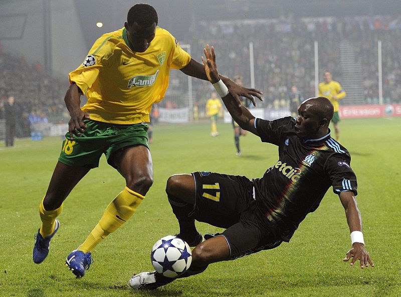 Ceesay, del Zilina, ante la entrada de Mbia, del Olympique.