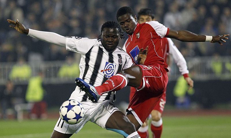 El jugador del Partizan, Boya, pelea un balón con Elderson.