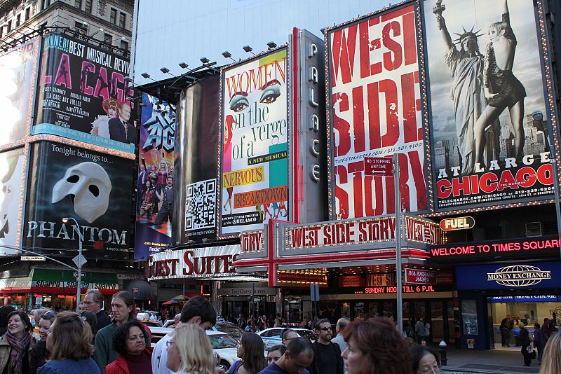 El cartel de 'Mujeres al borde de un ataque de nervios' en la mítica Times Square de Nueva York junto a otros anuncios de musicales de Broadway.