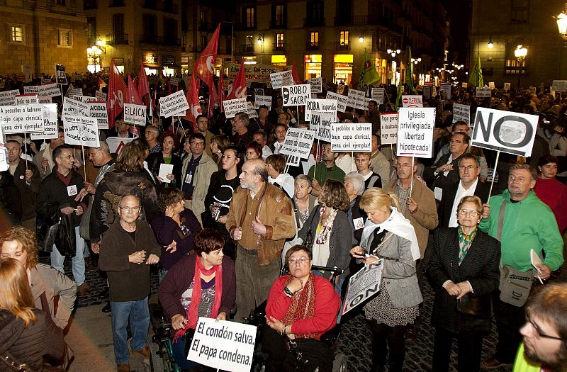 La concentración en Barcelona, ciudad a la que el Papa llegará el día 7 de noviembre, ha congragado a miles de personas.