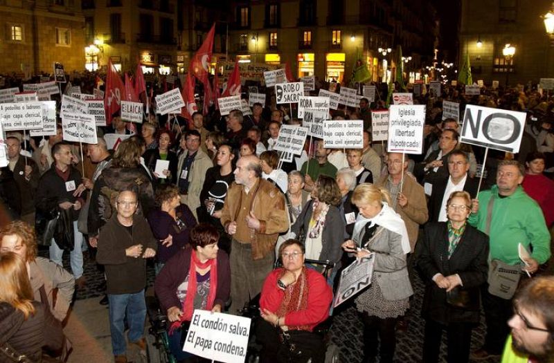La concentración en Barcelona, ciudad a la que el Papa llegará el día 7 de noviembre, ha congragado a miles de personas.