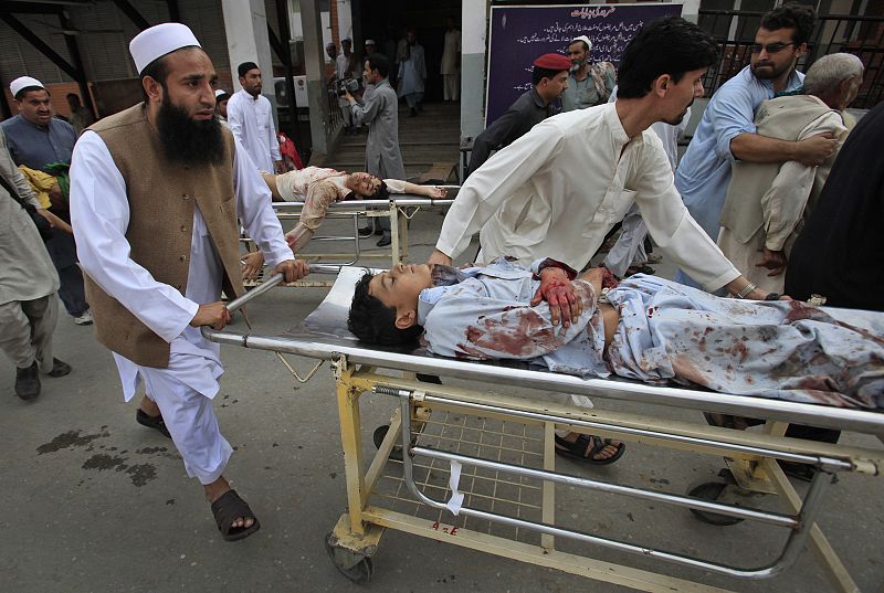 Ciudadanos ayudan a envias a los heridos en el atentado al hospital de la ciudad cercana de Peshawar.