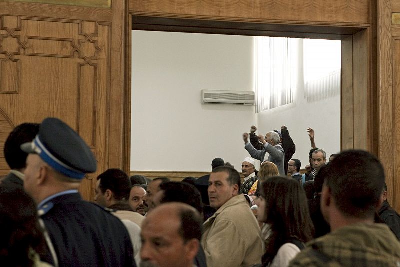 Partidarios de la marroquinidad del Sáhara y cuerpos de seguridad marroquíes salen de la sala del Tribunal de Primera Instancia de Ain Sbaa (Casablanca)