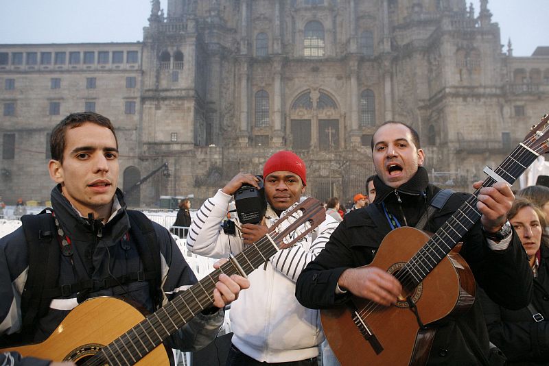 Un grupo de jóvenes calienta motores en la plaza del Obradoiro de Santiago de Compostela, donde presenciaran la visita del Papa a la ciudad. Benedicto XVI protagonizará este sábado la tercera visita papal a Compostela, la primera en pleno año Xacobeo