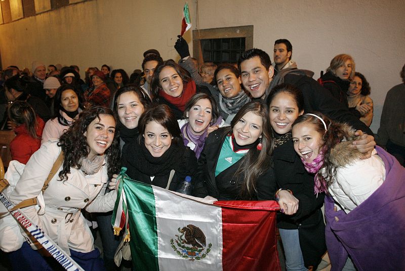 Un grupo de jóvenes mexicanos esperan con energía que abran las puertas de la plaza del Obradoiro.