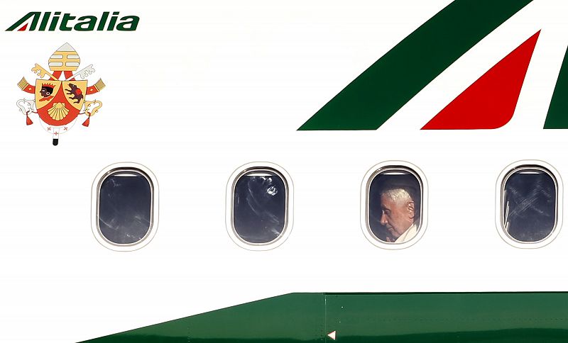 Benedicto XVI, minutos antes de despegar en el aeropuerto romano de Fiumicino con destino Santiago de Compostela.