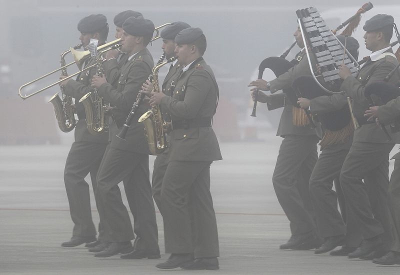 Una banda militar ensaya en el aeropuerto de Lavacolla.