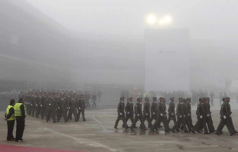 Militares en el aeropuerto de Lavacolla en Santiago de Compostela donde se espera la llegada del papa Benedicto XVI.