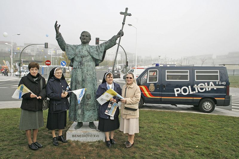 Un grupo de religiosas junto a la escultura del papa Benedicto XVI en que se ha erigido junto a la avenida que lleva el nombre de su predecesor en el cargo, Juan Pablo II.