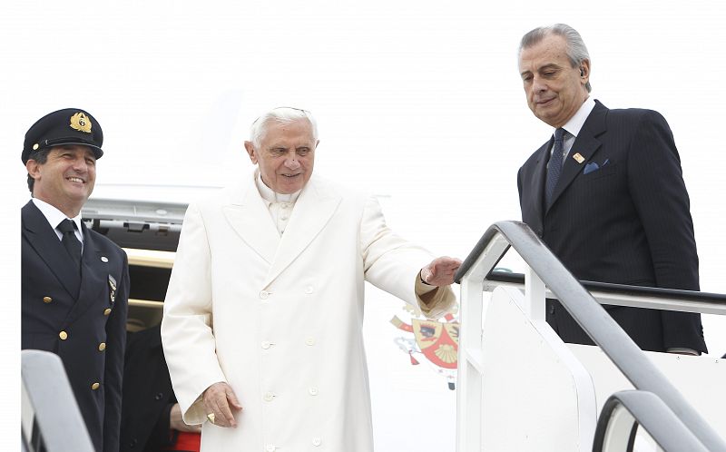 El papa Benedicto XVI a su llegada al aeropuerto de Lavacolla en Santiago de Compostela