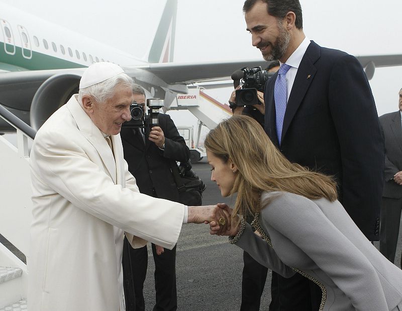 Los Príncipes de Asturias saludan al papa Benedicto XVI a pie de pista en el aeropuerto de Lavacolla en Santiago de Compostela.