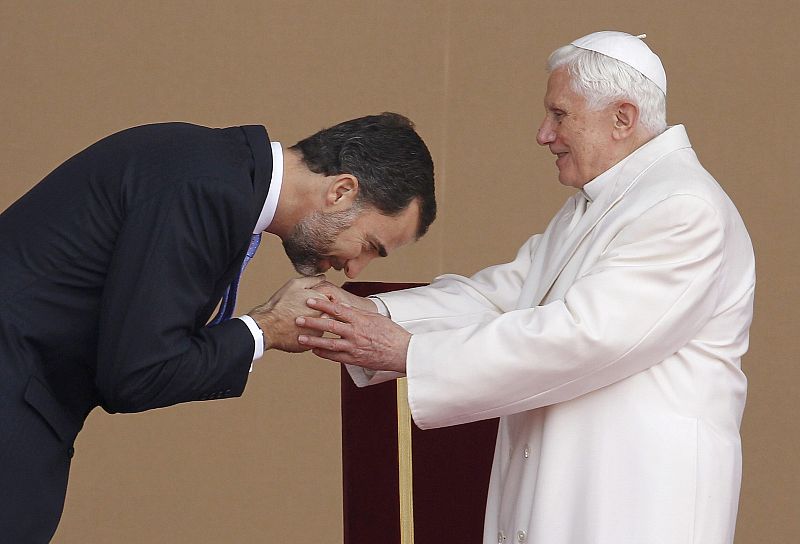 El Príncipe de Asturias saluda al papa Benedicto XVI a su llegada al aeropuerto de Lavacolla, en Santiago de Compostela.