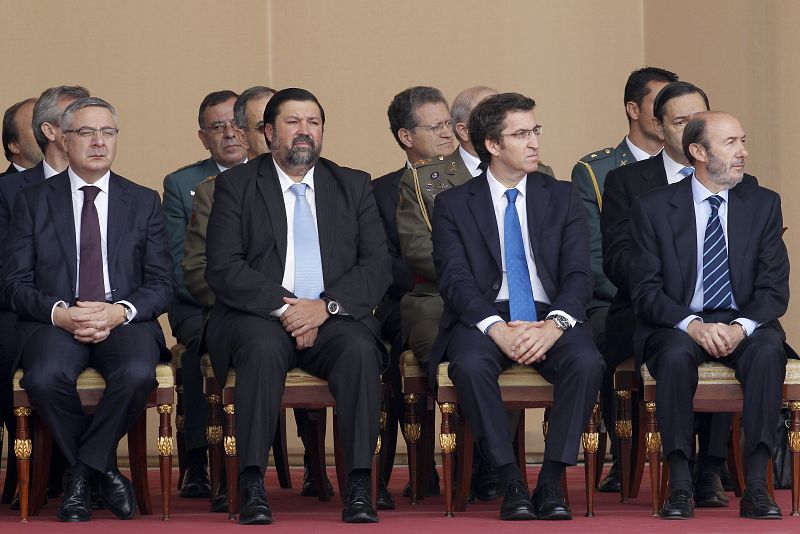 El vicepresidente primero del Gobierno, Alfredo Pérez Rubalcaba; el presidente de la Xunta, Alberto Núñez Feijóo; el ministro de Justicia, Francisco Caamaño y el ministro de Fomento, José Blanco (de dcha. a izda), durante la recepción al papa Benedic