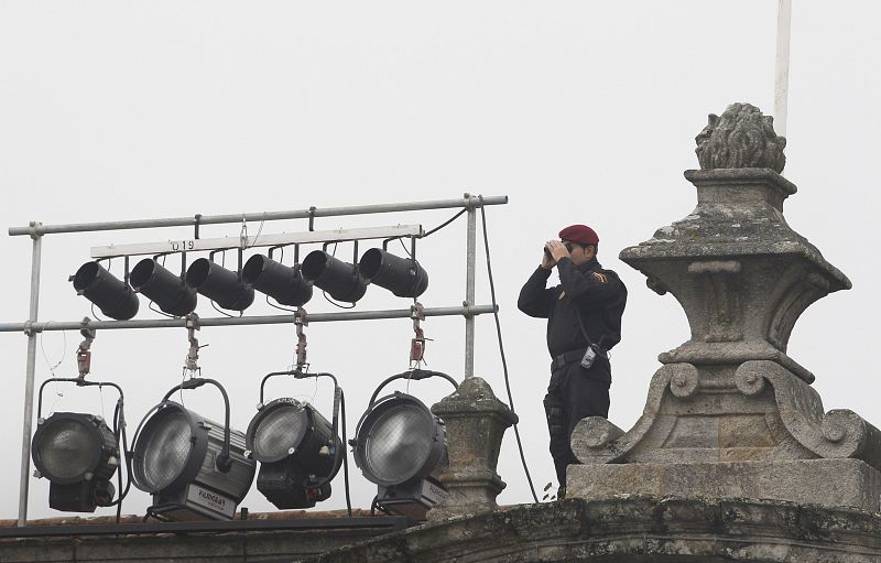 Un policía vigila desde el Palacio de Raxoy en la plaza del Obradoiro donde se espera la llegada del papa Benedicto XVI.