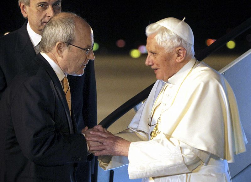 El papa Benedicto XVI saluda al presidente de la Generalitat, José Montilla, a su llegada al aeropuerto de El Prat (Barcelona), procedente de Santiago.