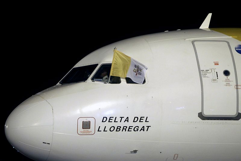 Una bandera vaticana ondea en la ventilla del piloto del avión que ha transportado al papa Benedicto XVI desde santiago a Barcelona.