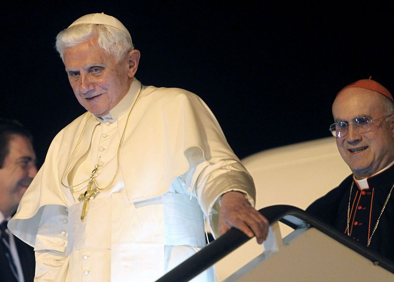 El papa Benedicto XVI baja la escalerilla del avíon a su llegada al aeropuerto de El Prat.