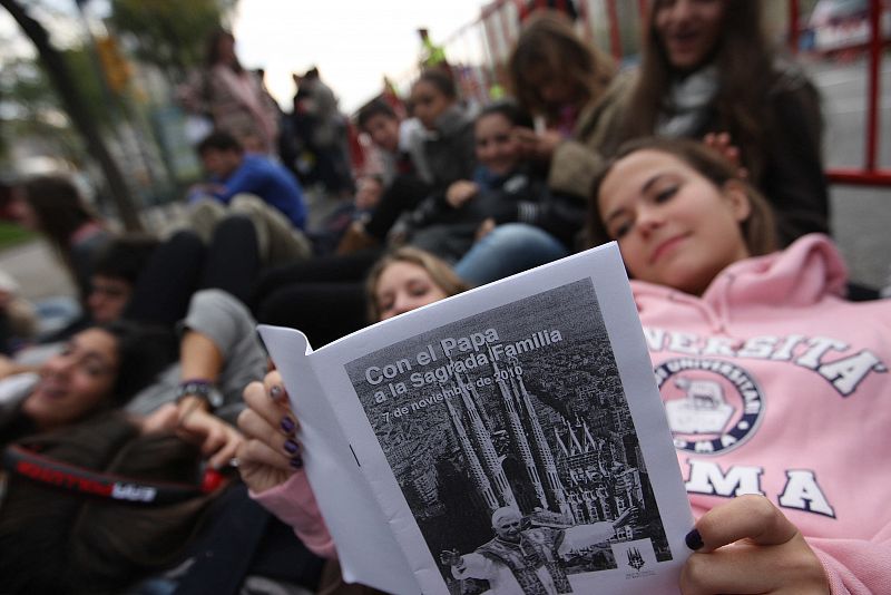 Un grupo de chicos esperan el paso del Papa.