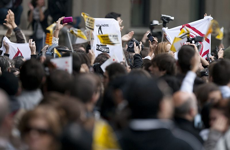 Multitud de fieles saludan al papa Benedicto XVI.