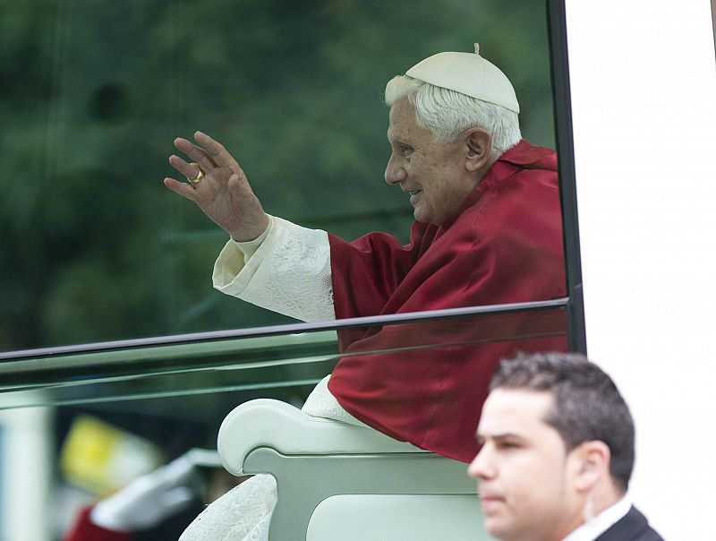 El papa Benedicto XVI durante su traslado desde al arzobispado de Barcelona a la Sagrada Familia.