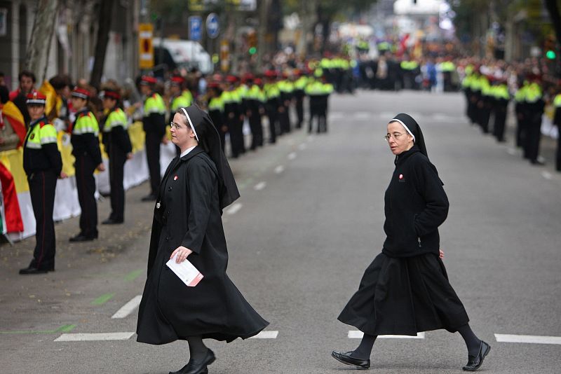 Dos monjas cruzan una calle en las inmediciones de la Sagrada Familia donde a las diez de la mañana el papa Benedicto XVI asistirá a la ceremonia de dedicación de la Sagrada Familia.