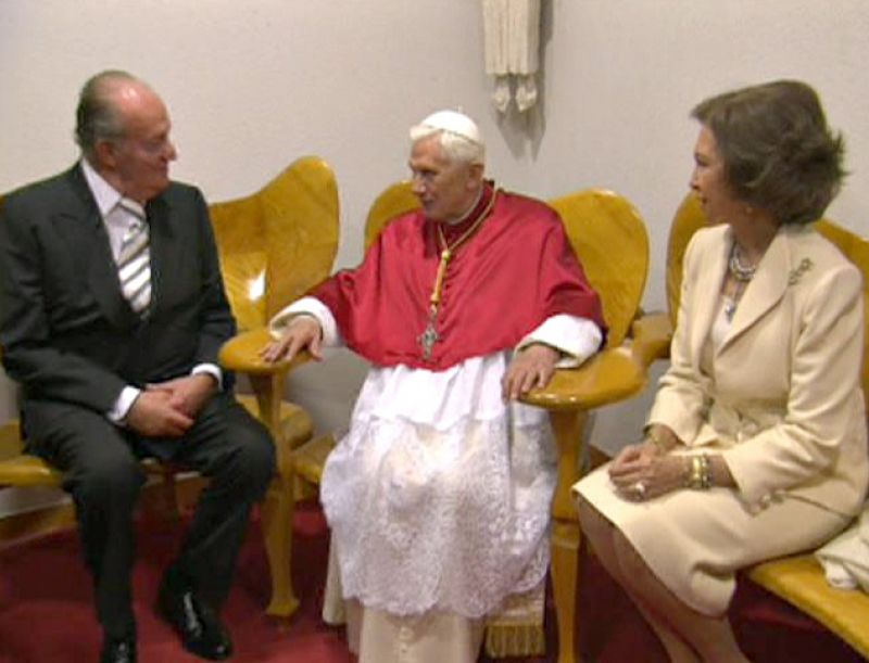 El Papa se ha reunido con los reyes Don Juan Carlos y Doña Sofía a su llegada a la Sagrada Familia. Este domingo termina en Barcelona su segunda visita a España desde que fue nombrado Pontífice.