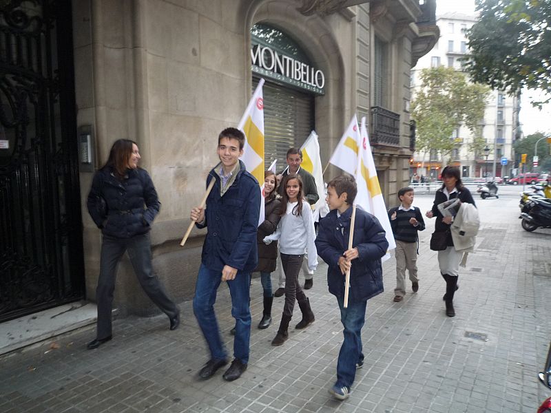 Una familia acude este sábado a saludar al Papa por las calles de Barcelona