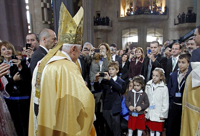 El papa Benedicto XVI recorre la nave central de la Sagrada Familia.