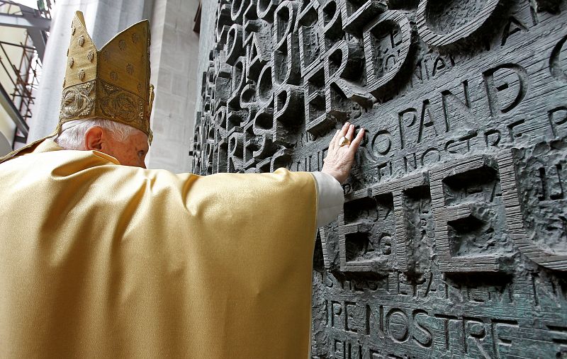 Benedicto XVI hace su entrada por la puerta de la Gloria momentos antes de la celebración de la misa.