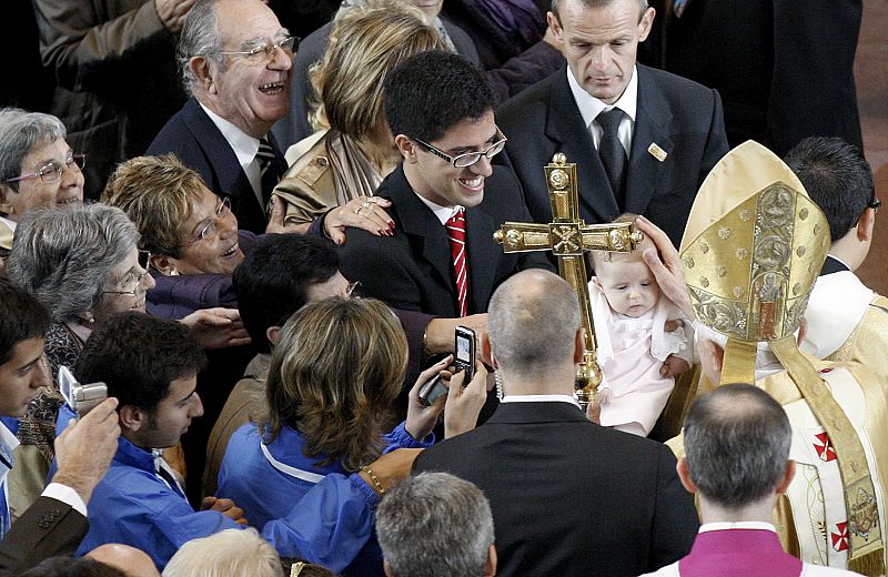 El papa Benedicto XVI acaricia a un niño momentos antes del comienzo de la celebración.