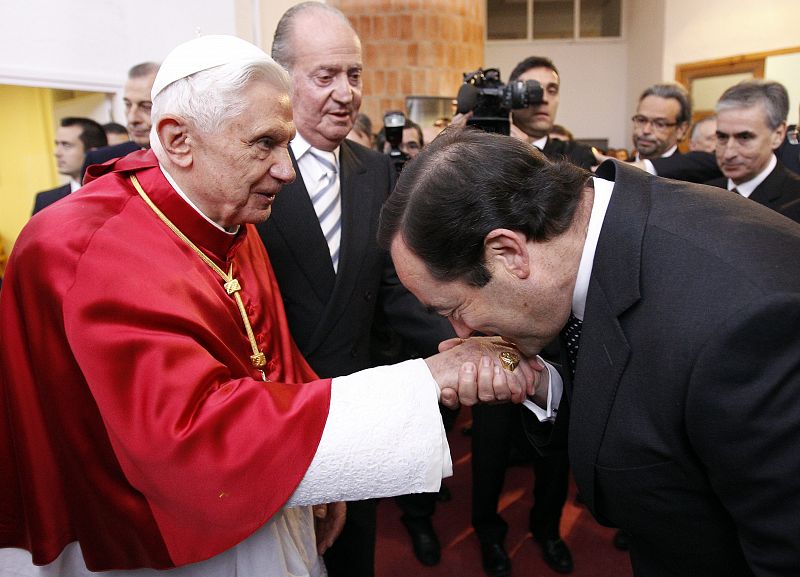 El presidente del Congreso José Bonó, saluda al Papa.