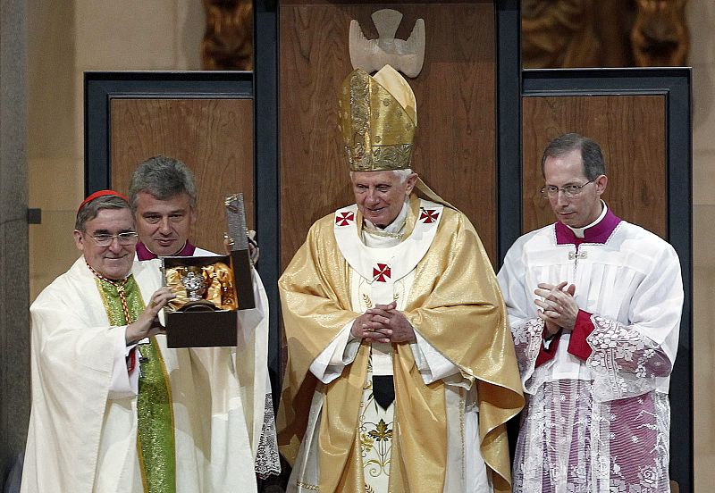 El papa Benedicto XVI,acompañado del Cardenal Arzobispo de Barcelona, LLuis Martínez Sistach, durante la celebración de la misa de dedicación del templo de la Sagrada Familia.