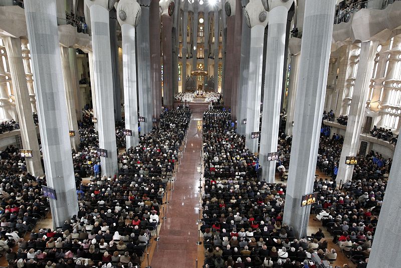 Vista general de la Sagrada Familia durante la celebración de la misa de dedicación.