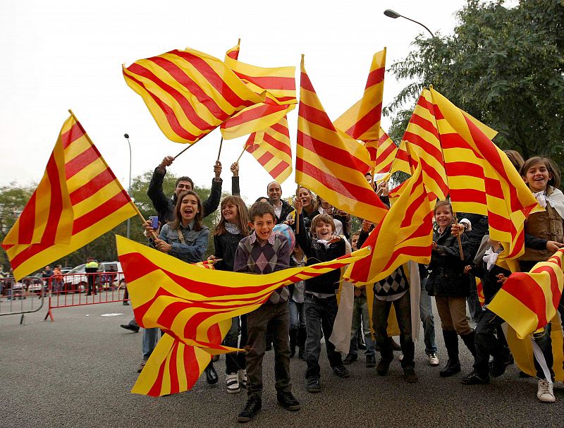 Un grupo de niños con banderas catalanas esperan el paso de Benedicto XVI.