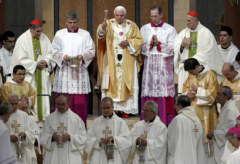 El papa Benedicto XVI durante la celebración de la misa de dedicación del templo de la Sagrada Familia.