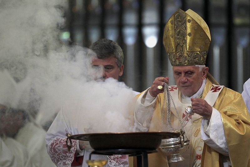 El Papa incensa el altar y las columnas de la Sagrada Familia.