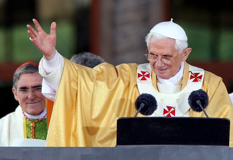 El papa Benedicto XVI saluda a los feligreses durante la celebración del rezo del Ángelus.