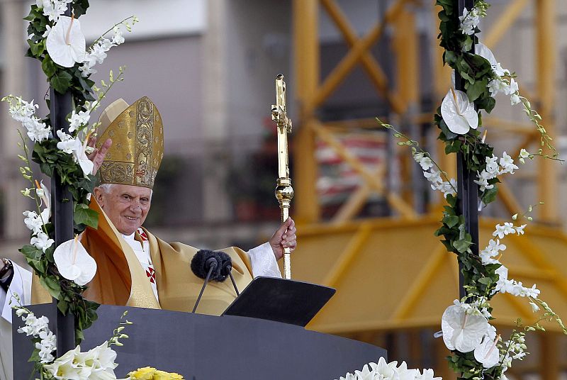 Benedicto XVI, al salir de la basílica de la Sagrada Familia tras la ceremonia de dedicación del templo.