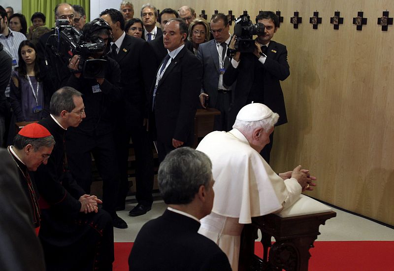 EL PAPA VISITA LA OBRA BENÉFICO SOCIAL NEN DEU EN MEDIO DE VITORES