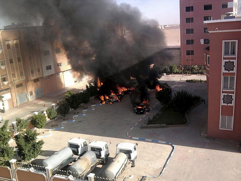 Imágenes de las consecuencias de los disturbios en las calles de la ciudad de El Aaiún, donde varios vehículos han sido quemados