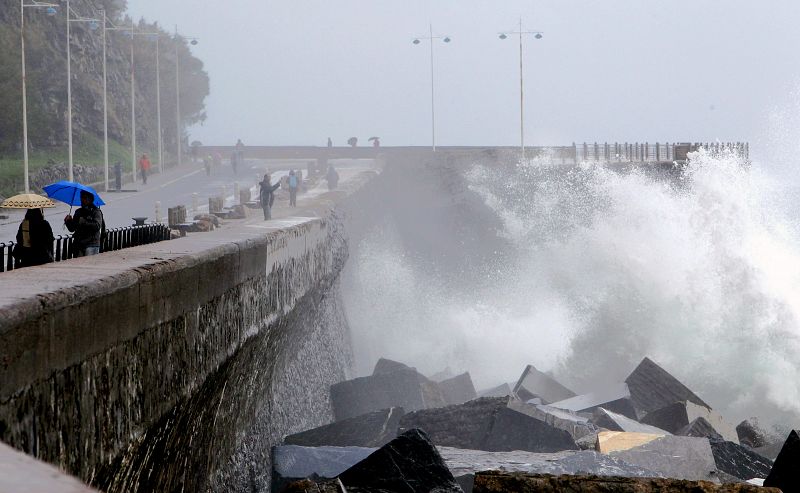 El oleaje golpea con fuerza el Paseo Nuevo San Sebastián.